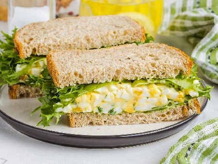 Яйчена салата за сандвичи с майонеза и горчица - снимка на рецептата